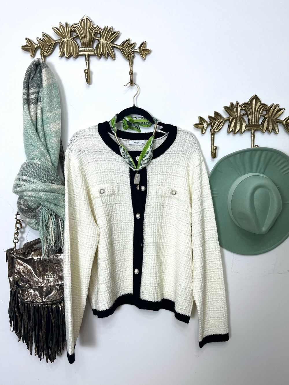🆕Textured style cream sweater cardigan with pearl button xxl ptp 25”